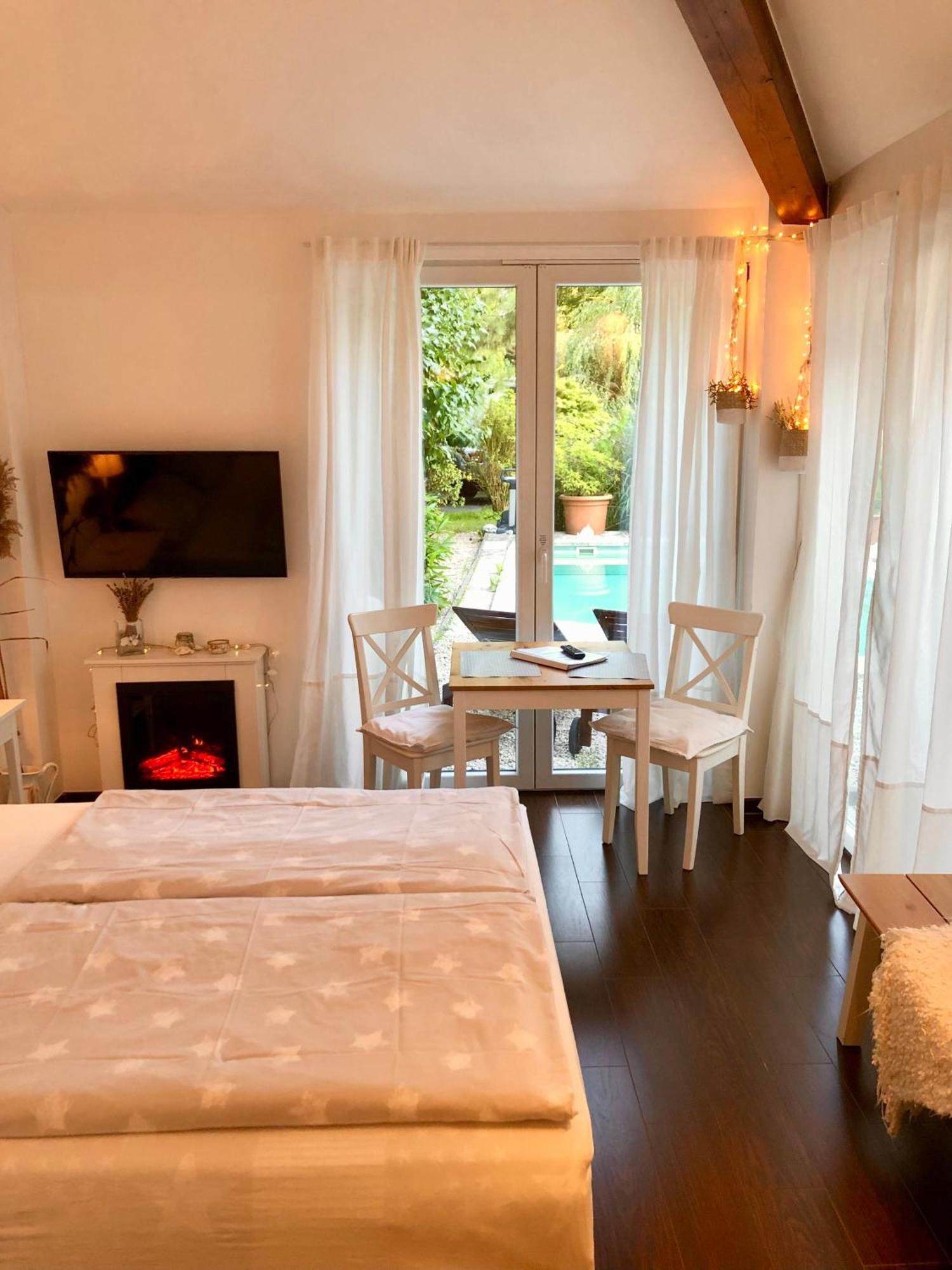 Apartment Tinyhouse Mit Pool, Outdoor Whirlpool Und Garten ペータースハーゲン・エッガースドルフ エクステリア 写真